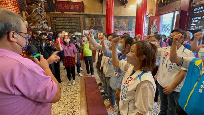 國民黨高雄市長候選人柯志恩今（25）日行程滿檔，首站特地到大港埔鼓壽宮參拜，身兼廟方主委、一向偏藍的無黨籍里長蔡瑞彬（左）帶頭高喊「凍蒜」。（柯宗緯攝）