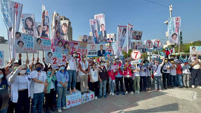 国民党高雄市长候选人柯志恩今与议员候选人站路口催票。（柯宗纬摄）