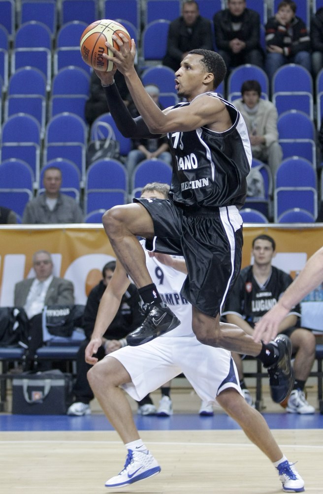 Mike Efevberha海外打球资歷相当丰富。(美联社资料照)