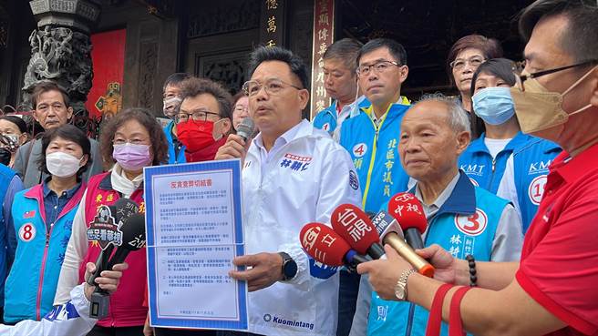 国民党新竹市长候选人林耕仁在都城隍爷面前签下「反贪查弊切结书」。（王惠慧摄）