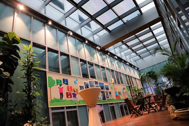 （默克桃园厂「永续光廊」落成。图／默克提供）