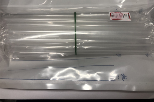 候選人將賄選現金藏在吸管中，利用發放文宣競選品時，連同暗藏現金的透明吸管，交付到選民手中。（檢方提供／吳建輝彰化傳真）