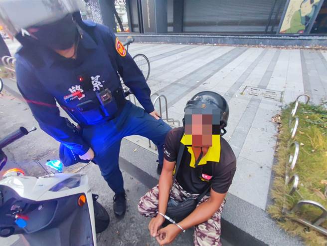 劉男因詐欺罪遭到通緝，逃亡半年卻被自己眼神出賣，遭到巡邏警逮捕解送歸案。（翻攝照片／崔正綱高雄傳真）