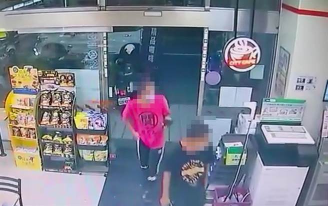 向男（黑衣服者）偷取送男钱包，并盗领1万元后，带着友人前往超商享受「财富自由」。