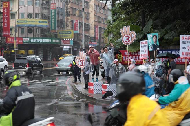 民進黨基隆市長候選人蔡適應在林右昌陪同下，25日早上在安樂區街頭拜票。（蔡適應競總提供／張志康基隆傳真）