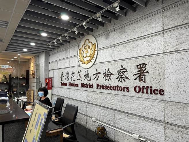 鳳林鎮詹姓鎮民代表候選人、萬榮鄉劉姓及與其妻子與江姓鄉代候選人等4人，選前涉嫌以現金、水果、月餅等物向選民尋求支持，花蓮檢方偵結後，依《選罷法》起訴4人。（羅亦晽攝）