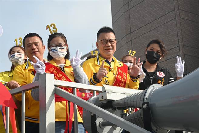 苗栗縣議員第1選區候選人余文忠（右二）前身是一位企業家，今年力拚連任。（李京昇攝）