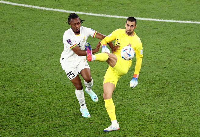 身為門將卻沒有注意場上情況，對於柯斯塔（右）來說很不應該。(美聯社)