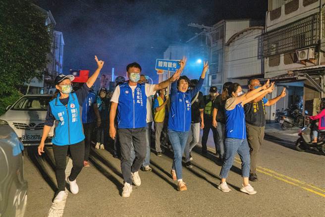 把握選前之夜，國民黨台東縣長候選人饒慶鈴徒步拜票。（饒慶鈴競選總部提供／蔡旻妤台東傳真）