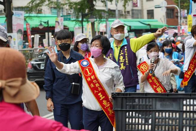 選舉倒數最後一天，彰化縣長王惠美把握最後機會衝刺，25日一早鎖定南彰化最大票倉員林掃街拜票。（吳建輝攝）