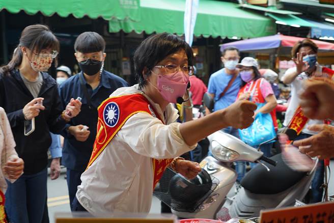 王惠美到華成市場與採買的婆婆媽媽與攤商博感情，還有民眾專程停下機車，上前給王惠美擁抱加油打氣。（吳建輝攝）