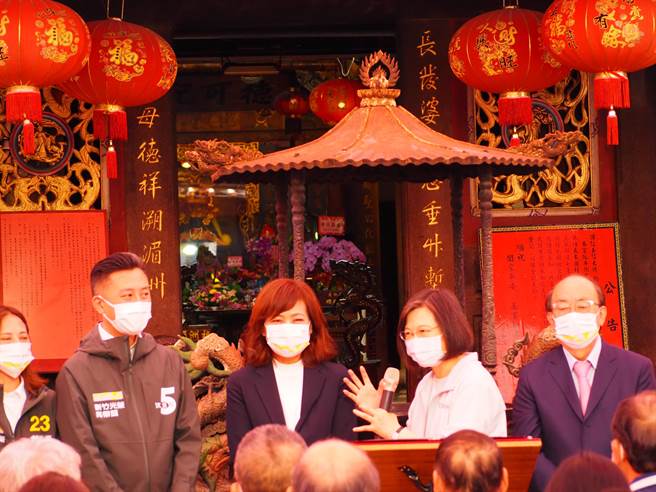 选前1天，蔡英文总统（右二）来为民进党新竹市长候选人沈慧虹站台，并再次大力推荐沈慧虹，要大家回去固票、催票，睡饱饱明天出来投票就会赢。（陈育贤摄）