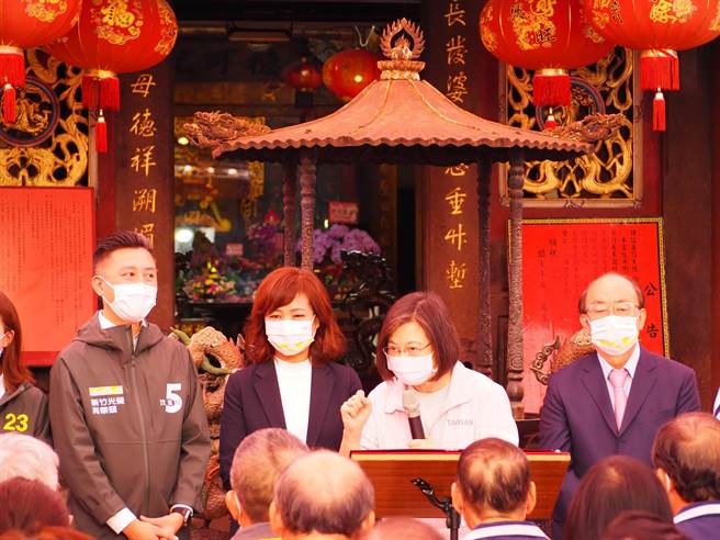 选前1天，蔡英文总统（右二）来为民进党新竹市长候选人沈慧虹站台，并再次大力推荐沈慧虹，要大家回去固票、催票，睡饱饱明天出来投票就会赢。（陈育贤摄）