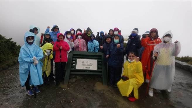高雄市瑞丰国小攀登百岳「石门山」。（高市瑞丰国小提供／杨舒婷高雄传真）