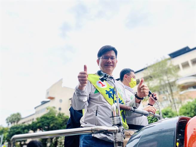 林佳龍在三重進行車隊掃街。(黃敬文攝)