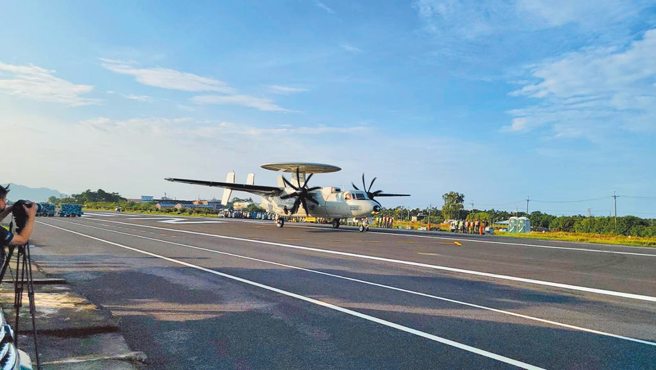 空军屏东基地E-2K预警机起落架失效 机腹着地衝出跑道。(中时资料库)