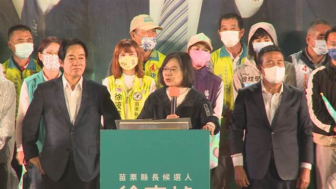 蔡英文、赖清德为徐定祯站台，不穿雨衣来打悲情牌。（读者提供／李京升苗栗传真）