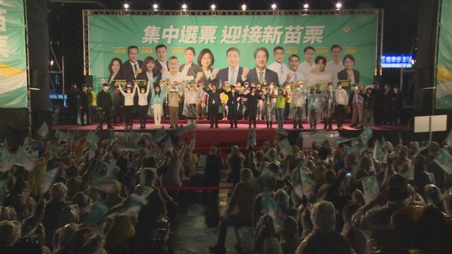 徐定祯造势活动现场，只发给每个人薄薄的雨衣穿，还发生国安问题。（读者提供／李京升苗栗传真）