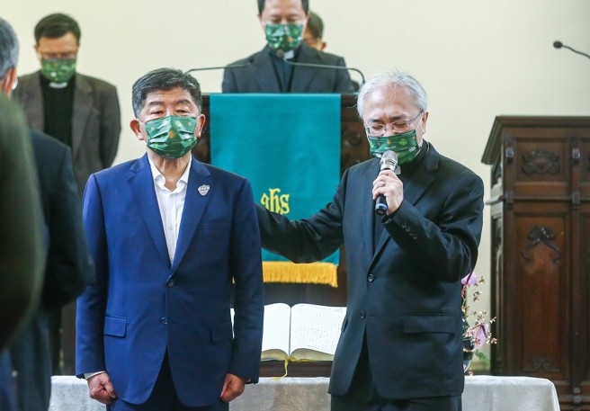 九合一大選競選活動最後一日，民進黨台北市長候選人陳時中（左）25日上午出席長老教會在濟南教會舉辦的「愛與和平：台北平安」祈禱會，並接受牧師的祝禱。受訪時他表示，選舉的目的就是希望台北市能夠越來越好，而不是互相仇恨，選舉不要用仇恨對立，不要造成撕裂，這對台灣、台北絕對不是好事。（粘耿豪攝）