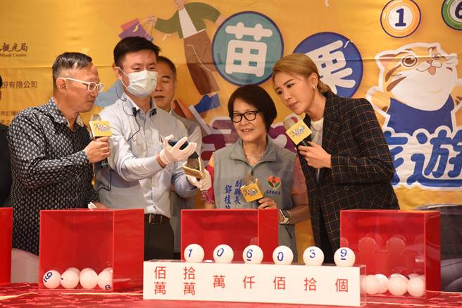 副县长邓桂菊与小祯电访休旅车得主。（苗栗县政府提供／李京升苗栗传真）