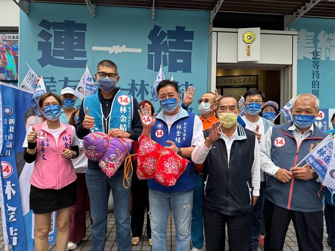 新北市议员林金结今邀请国民党副主席连胜文到土城车扫催票，不少婆婆妈妈抢着连合照，连胜文也送上巨型手工包粽，盼林顺利连任。（林金结提供）