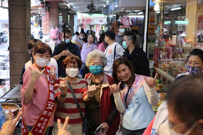 石舫亘陪同柳采葳赴松江市场扫街拜会。（蒋万安办公室提供／杨亚璇台北传真）