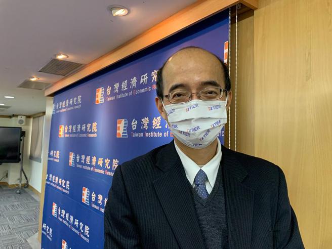 （台湾经济研究院张建一25日再谈台湾经济前景。图／陈碧芬）