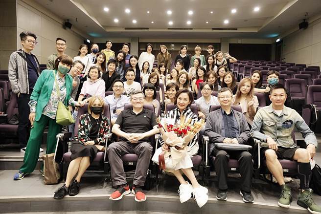 陈亚兰（前排右3）回母校臺师大GF-ENBA与在校学弟妹分享歌仔戏传承歷程。（欣湉国际提供）