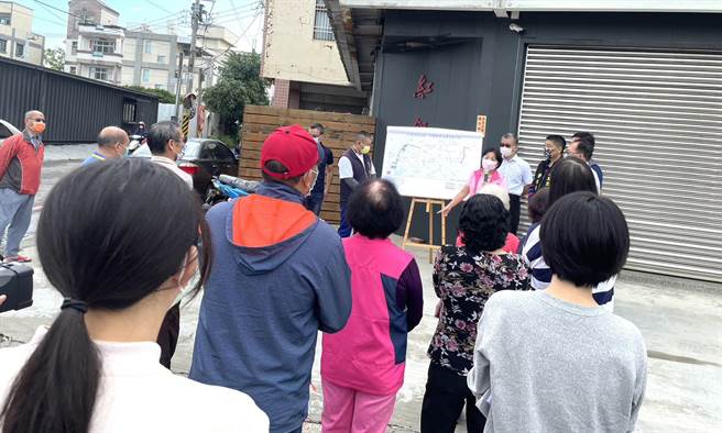 立委杨琼璎25日邀集各单位协调后，争取自来水公司斥资3365万元，汰换近3870公尺输水管线，受益户数将超过430户。(陈世宗摄)