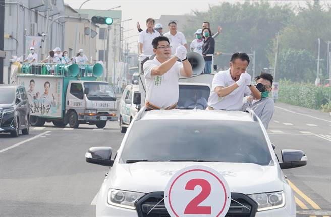 民进党嘉义县长候选人翁章梁锁定朴子市、太保市为回防重点区，与国嘉队候选人卯足全力车队扫街。（翁章梁竞选总部提供∕吕妍庭嘉义传真）