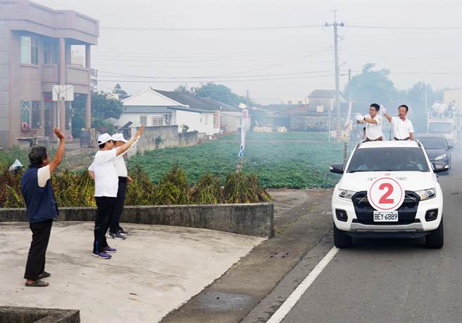 民进党嘉义县长候选人翁章梁锁定朴子市、太保市为回防重点区，与国嘉队候选人卯足全力车队扫街。（翁章梁竞选总部提供∕吕妍庭嘉义传真）