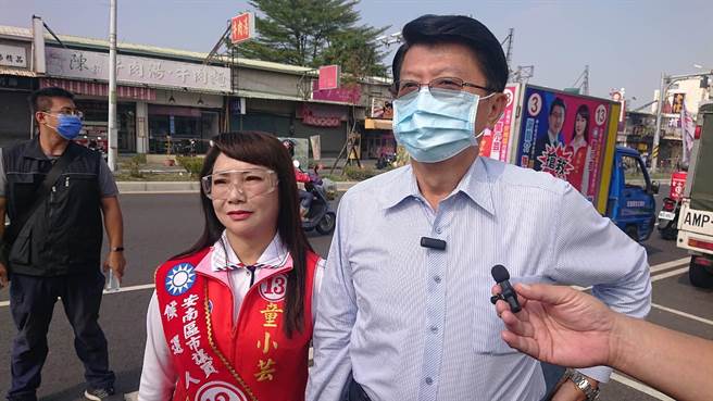 國民黨台南市長候選人謝龍介（右）陪同黨籍議員候選人童小芸掃街拜票。（程炳璋攝）