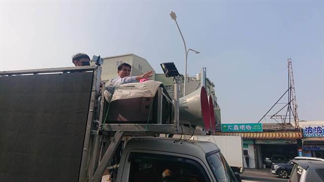 國民黨台南市長候選人謝龍介選前後一天選擇到安南區車隊拜票。（程炳璋攝）