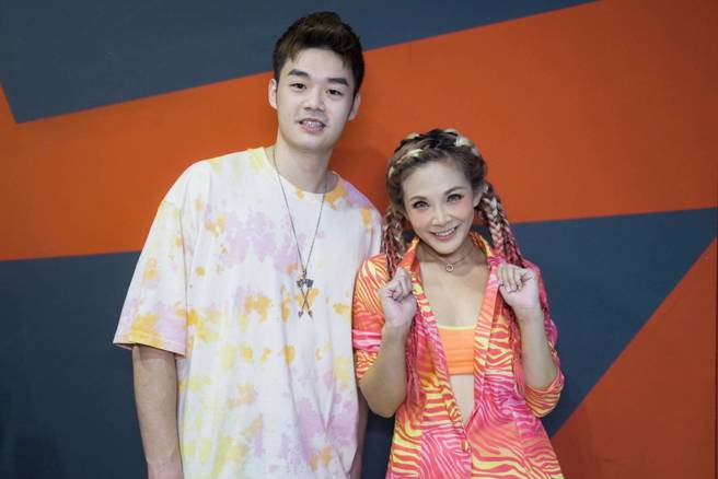 东奥金牌王齐麟(左)与DJ圆圆(右)联手发行新单曲，这也是王齐麟首次献声。(主办单位提供)