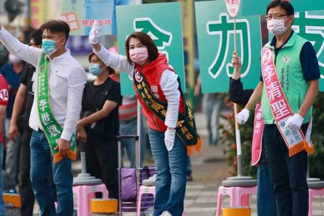 民进党屏东县长候选人周春米(中)喊话延续屏东荣耀。(图取自周春米脸书)