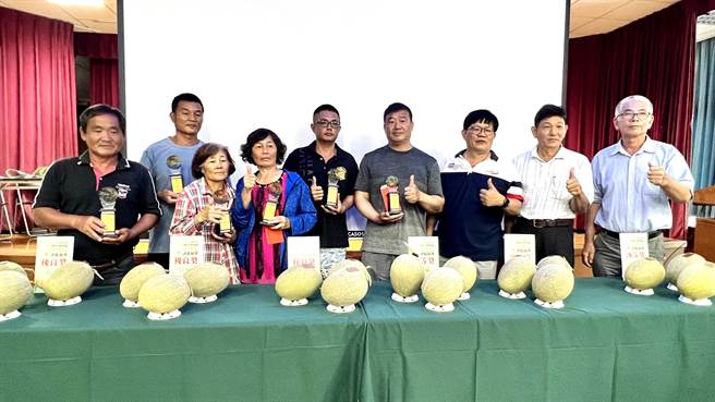 评审之一的台南农改场副研究员黄圆满说，瓜农拿来参赛的洋香瓜，颗颗口感像水梨，味道甜又美味。（张毓翎摄）