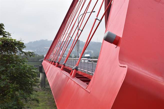 头份大桥的箱型钢构内外全部除锈重新涂装完毕。（谢明俊摄）