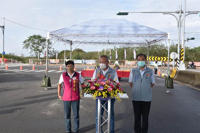 一手推动头份大桥修缮的苗栗县长徐耀昌，25日欣慰地主持峻工通车典礼。（谢明俊摄）