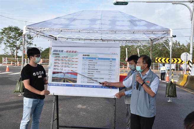 县府工务处长古明弘指出头份大桥修缮更换全部吊索，将创下国内工程首例。（谢明俊摄）