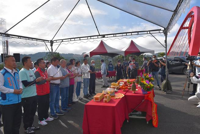 一手推动头份大桥修缮的苗栗县长徐耀昌，25日欣慰地主持峻工通车典礼。（谢明俊摄）