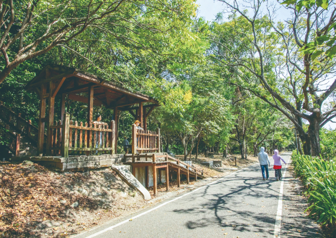 如今的米崙招呼站已不见旧时铁路，成为花莲港滨自行车道的中继站，提供旅人悠閒休憩的场所。(图/花莲趣)