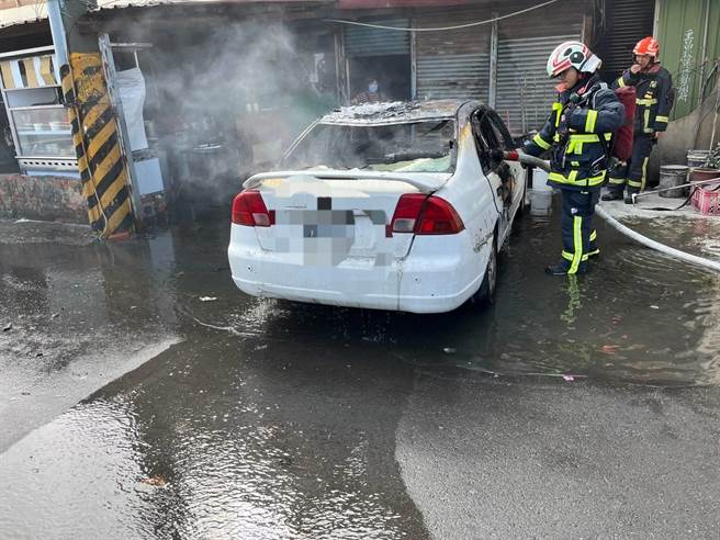 梧栖区梧北路富美宫旁一辆自小客车，上午突然起火燃烧，消防队获报赶往扑灭，起火原因正循线调查中。（图／民眾提供）