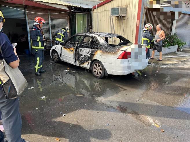 梧栖区梧北路富美宫旁一辆自小客车，上午突然起火燃烧，消防队获报赶往扑灭，起火原因正循线调查中。（图／民眾提供）