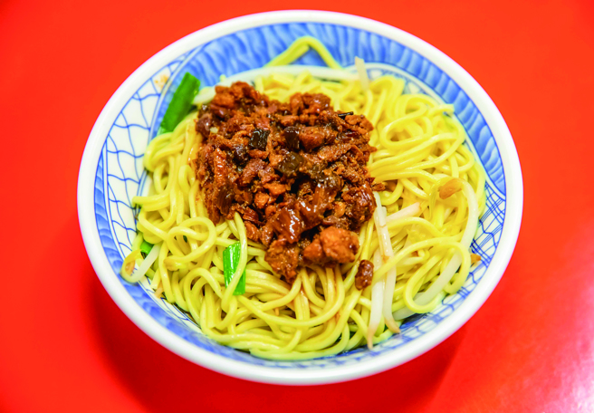 传承三代的榕树下麵店，香而不腻的肉燥乾麵可是必点招牌料理之一。(图/花莲趣)