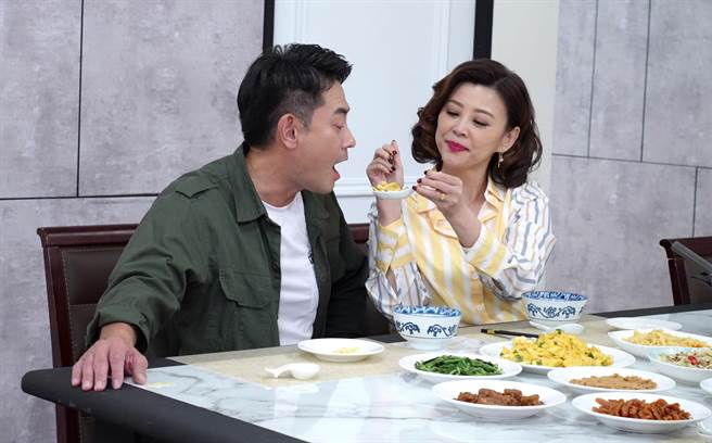 柯叔元(左)和方馨剧中假扮夫妻。（台视提供）