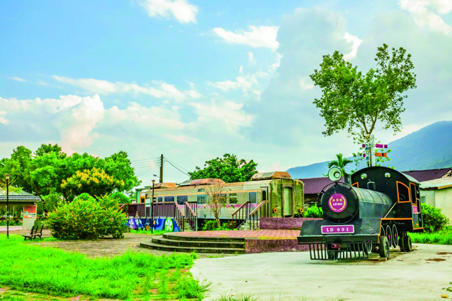 社区居民利用废水塔、废弃瓦斯钢瓶等，自制蒸汽火车头，增加新亮点。(图/ 花莲趣提供)