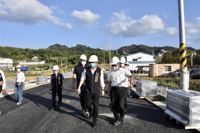 经发局长张峯源日前视察施工进度，了解台中市潭子聚兴产业园区开发作业进程。(台中市经发局提供／林欣仪台中传真)