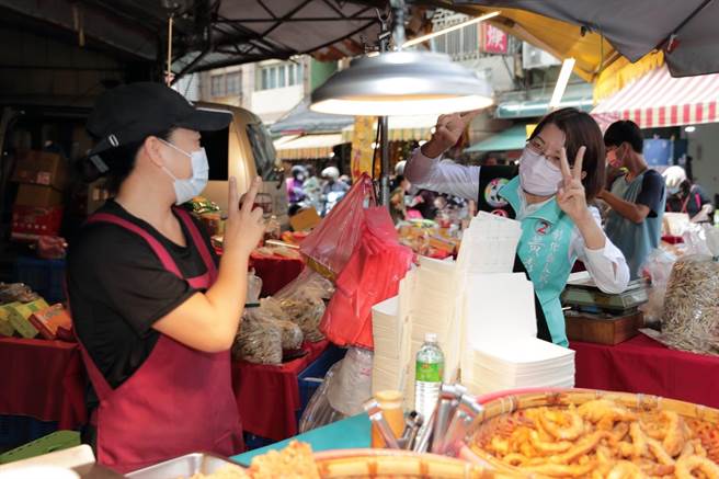 民进党彰化县长候选人黄秀芳把握最后衝刺机会，一早就到鹿港站路口和鹿港第一市场扫街拜票。（黄秀芳竞选总部提供／吴敏菁彰化传真）