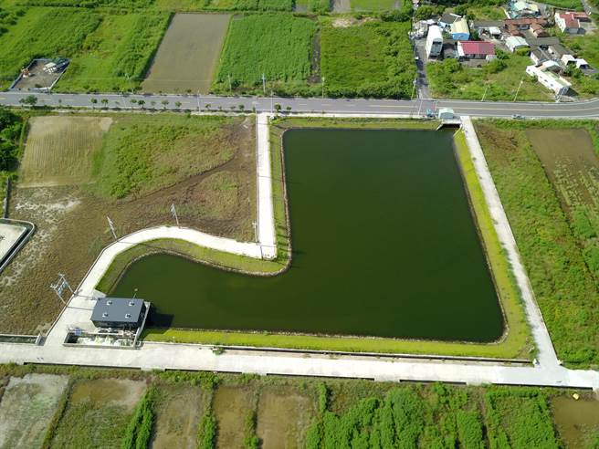 位在台南市将军区的广山滞洪池外观犹如巨大耶诞靴。（台南市政府水利局提供／张毓翎台南传真）
