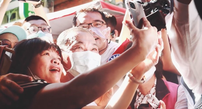 寻求连任的新北市长侯友宜呼吁乡亲出门投票，让新北再一次欢呼。（图／翻摄自侯友宜脸书）